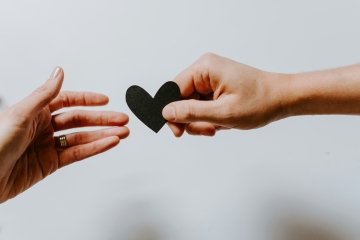Photo de <a href="https://unsplash.com/fr/@kellysikkema?utm_content=creditCopyText&utm_medium=referral&utm_source=unsplash">Kelly Sikkema</a> sur <a href="https://unsplash.com/fr/photos/person-reaching-black-heart-cutout-paper-XX2WTbLr3r8?utm_content=creditCopyText&utm_medium=referral&utm_source=unsplash">Unsplash</a>