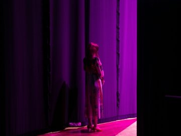 Photo de <a href="https://unsplash.com/fr/@spamsencer?utm_source=unsplash&utm_medium=referral&utm_content=creditCopyText">Sam Spencer</a>sur <a href="https://unsplash.com/fr/photos/une-femme-debout-devant-un-rideau-violet-7o3IdM0WwrI?utm_source=unsplash&utm_medium=referral&utm_content=creditCopyText">Unsplash</a>